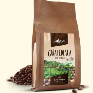 GWATEMALA 1KG 24,99 ZŁ Gwatemala jest niezwykłym miejscem na świecie, gwarantującym uprawę wyjątkowych odmian kawy. Ów wulkaniczny teren bardzo mocno wpływa na smak kawy stamtąd pochodzącej. Jeśli więc jesteście fanami korzennego aromatu, z nutą karmelu, ale o nieco pikantnym posmaku, to idealna dla Was kawa będzie pochodziła z Gwatemali.